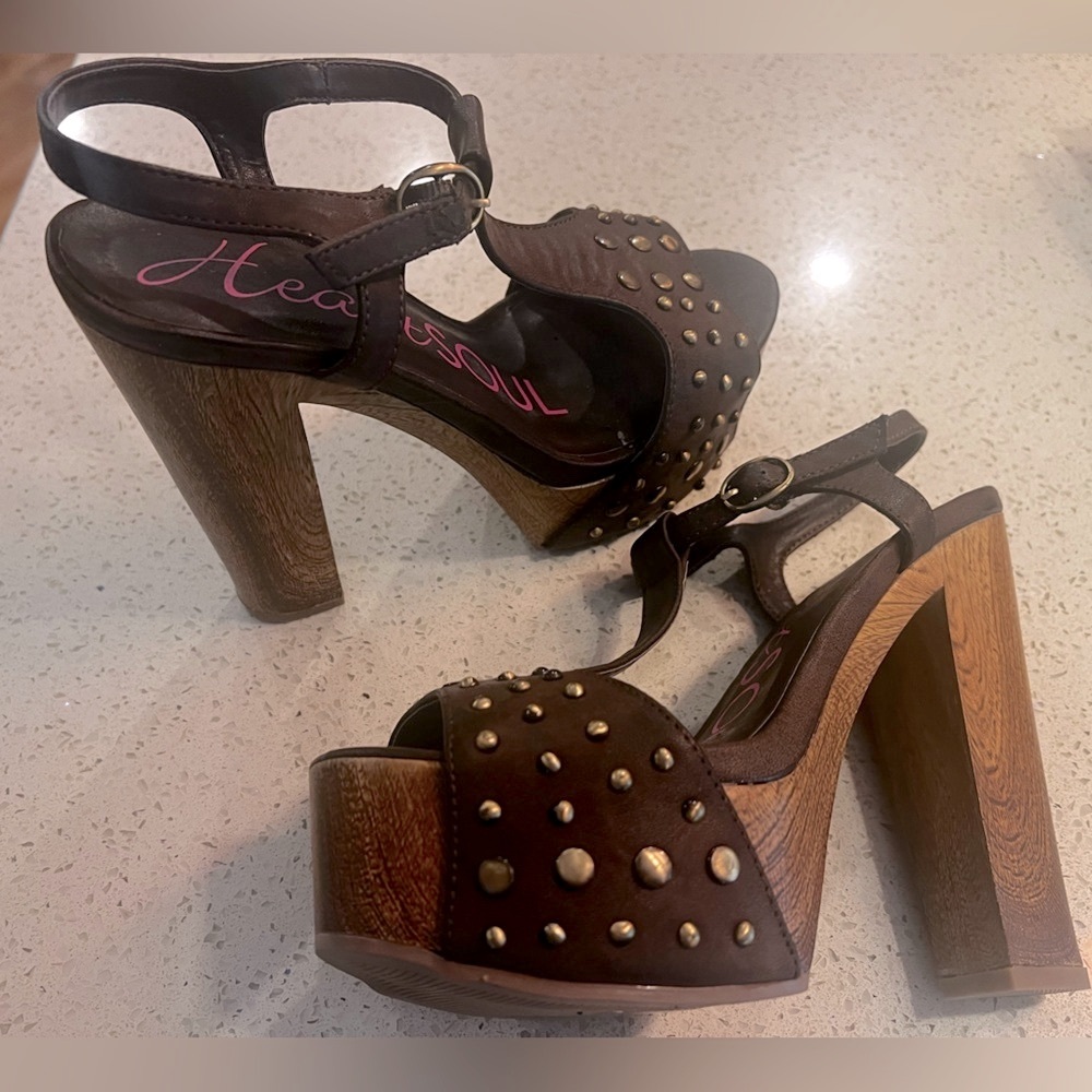 New HeartSoul Gillian Brown Studded Vegan Leather Wood Platform Heels Sandals